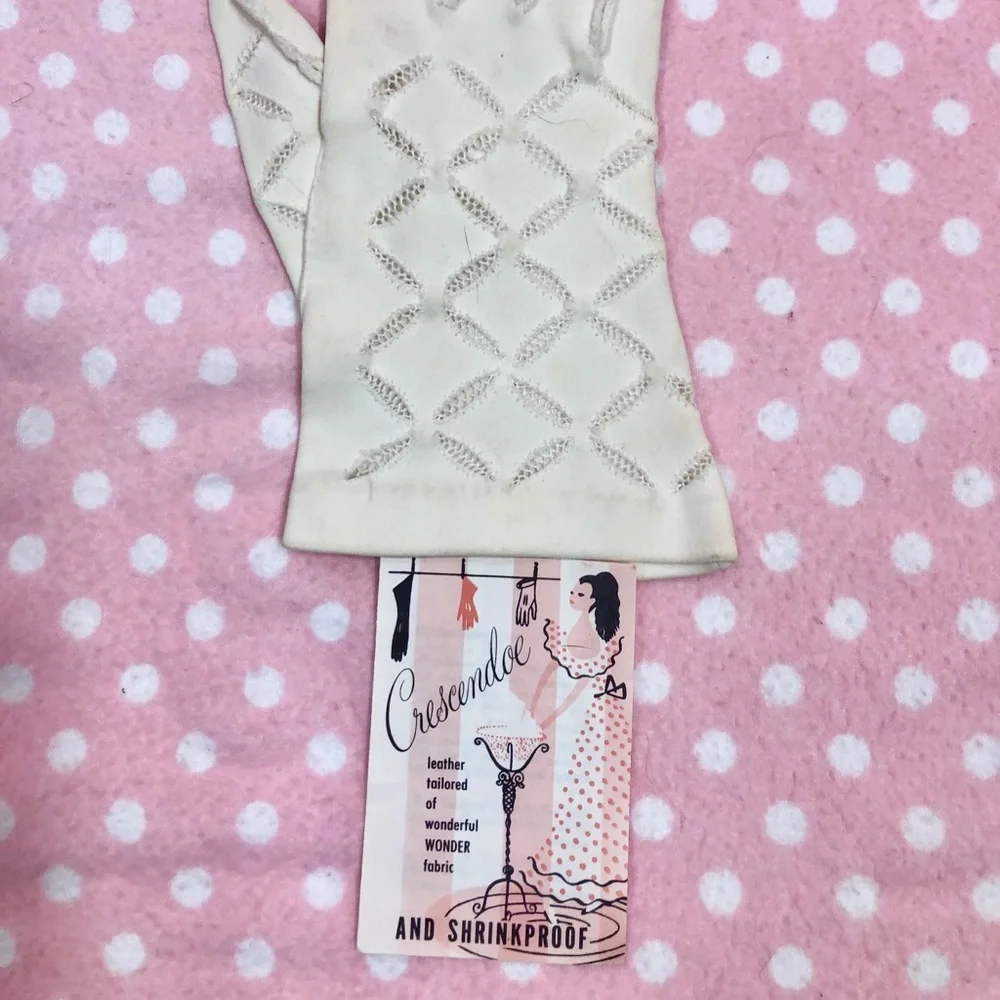 Vintage “Crescendoe” White wrist gloves 6 1/2
